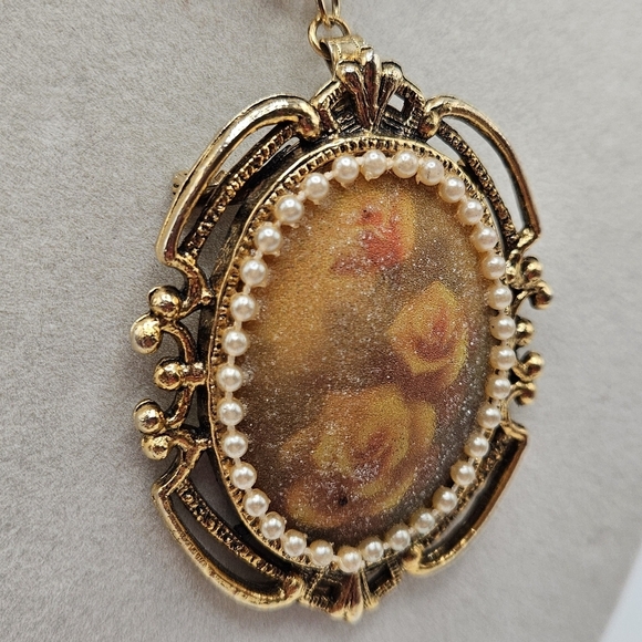 VINTAGE Floral Roses Cameo Gold Tone Ornate Pendant Necklace or Brooch Pin - Picture 3 of 9